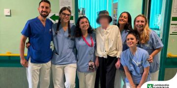 Francesca la ragazza che si è salvata dall'incendio di Crans Montana in una foto con medici e infermieri prima della dimissione dall'ospedale