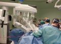 chirurgia robotica san gerardo monza, l'immagine mostra alcuni operatori sanitari durante un intervento