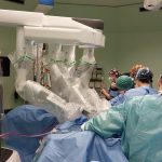 chirurgia robotica san gerardo monza, l'immagine mostra alcuni operatori sanitari durante un intervento