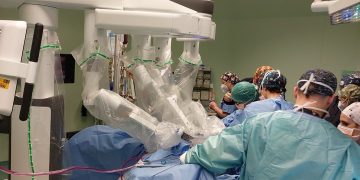 chirurgia robotica san gerardo monza, l'immagine mostra alcuni operatori sanitari durante un intervento