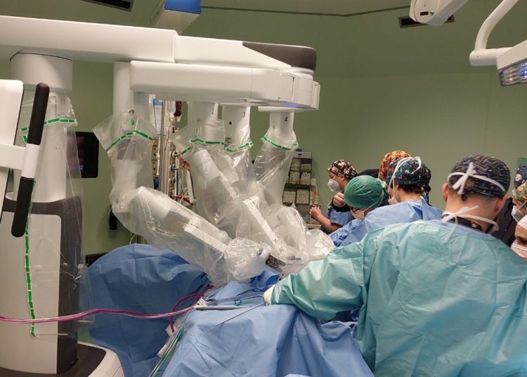 chirurgia robotica san gerardo monza, l'immagine mostra alcuni operatori sanitari durante un intervento