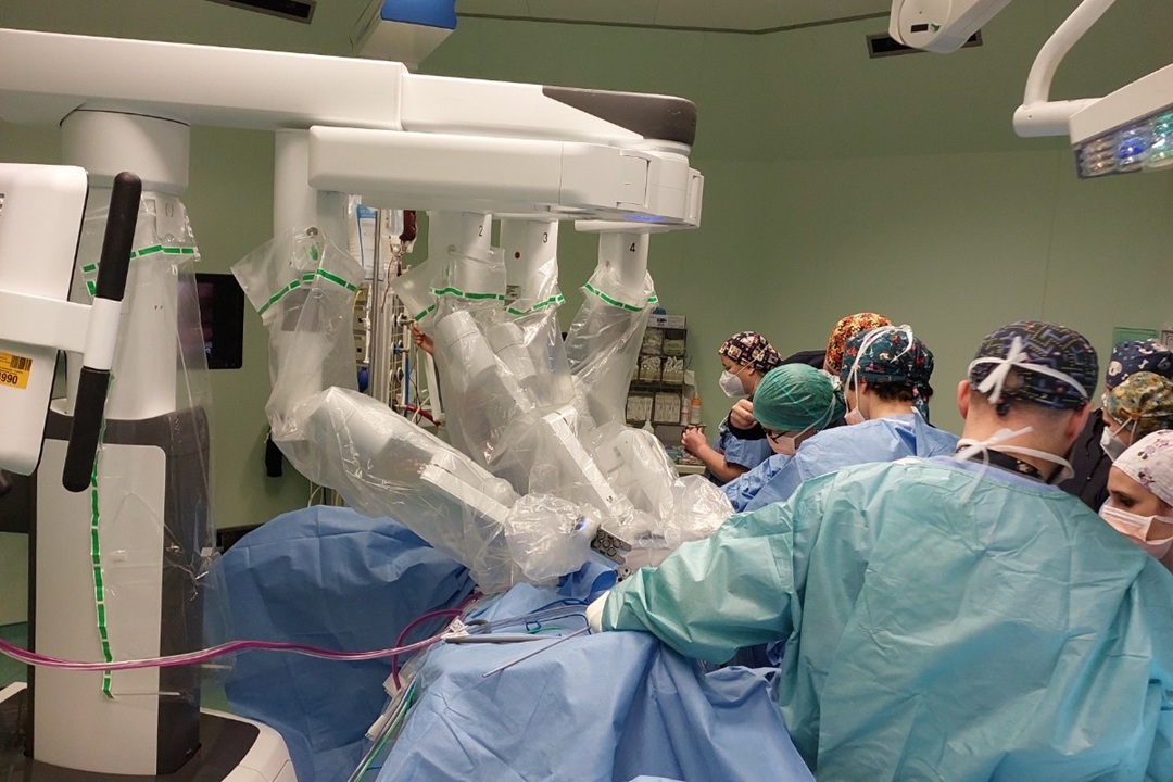 chirurgia robotica san gerardo monza, l'immagine mostra alcuni operatori sanitari durante un intervento