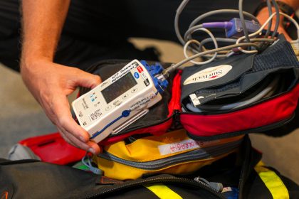 In foto la strumentazione negli zaino speciali dei soccorritori