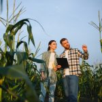 due agricoltori in un campo che discutono per dare l'idea delle imprese lombarde che ricevono i fondi dell'anticipo della Pac
