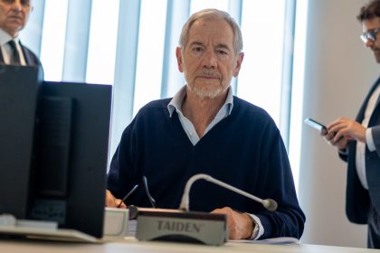 L'assessore Guido Bertolaso seduto ad un tavolo, intendo ad ascoltare. 
Immagine utilizzata per Rete regionale della Chirurgia Vascolare di Regione Lombardia. 