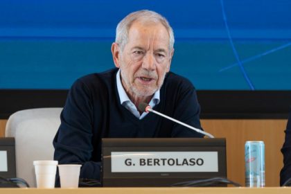 foto generica di assessore bertolaso che commenta nuove misure su liste d'attesa nella sanità lombarda