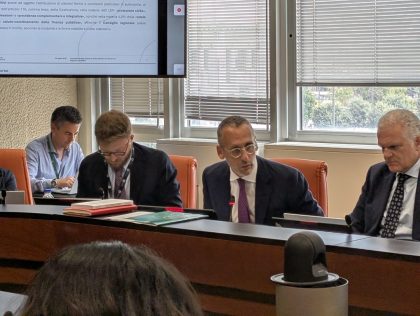 Nella foto la riunione della Commissione autonomia di regione Lombardia presso la sede del Consiglio regionale, con il sottosegretario Mauro Piazza