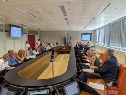 Nella foto la riunione della Commissione autonomia di Regione Lombardia, a Palazzo Pirelli, con il sottosegretario Mauro Piazza