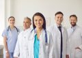 immagine di un gruppo di medici per dare idea del comunicato su aggiornamento norme su liste d'attesa e sanità territoriale in Lombardia