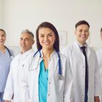 immagine di un gruppo di medici per dare idea del comunicato su aggiornamento norme su liste d'attesa e sanità territoriale in Lombardia