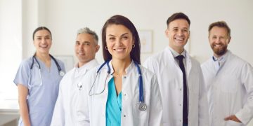 immagine di un gruppo di medici per dare idea del comunicato su aggiornamento norme su liste d'attesa e sanità territoriale in Lombardia