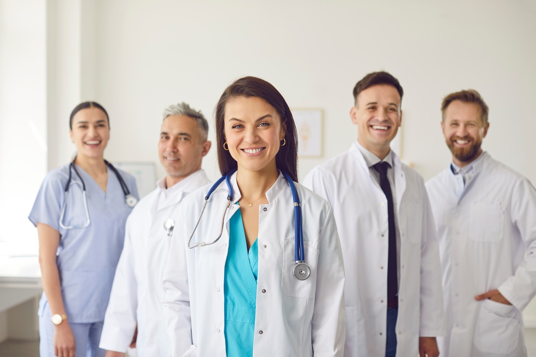 immagine di un gruppo di medici per dare idea del comunicato su aggiornamento norme su liste d'attesa e sanità territoriale in Lombardia