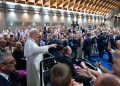 Al Meeting 2026 di Rimini quattro ragazzi del progetto 'On the Road' hanno fatto da scorta a Papa Leone XIV. Foto Ansa