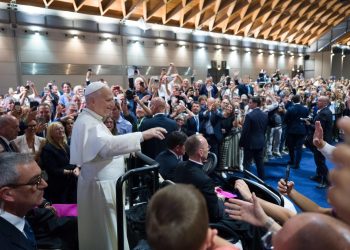 Al Meeting 2026 di Rimini quattro ragazzi del progetto 'On the Road' hanno fatto da scorta a Papa Leone XIV. Foto Ansa