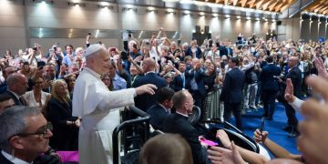 Al Meeting 2026 di Rimini quattro ragazzi del progetto 'On the Road' hanno fatto da scorta a Papa Leone XIV. Foto Ansa