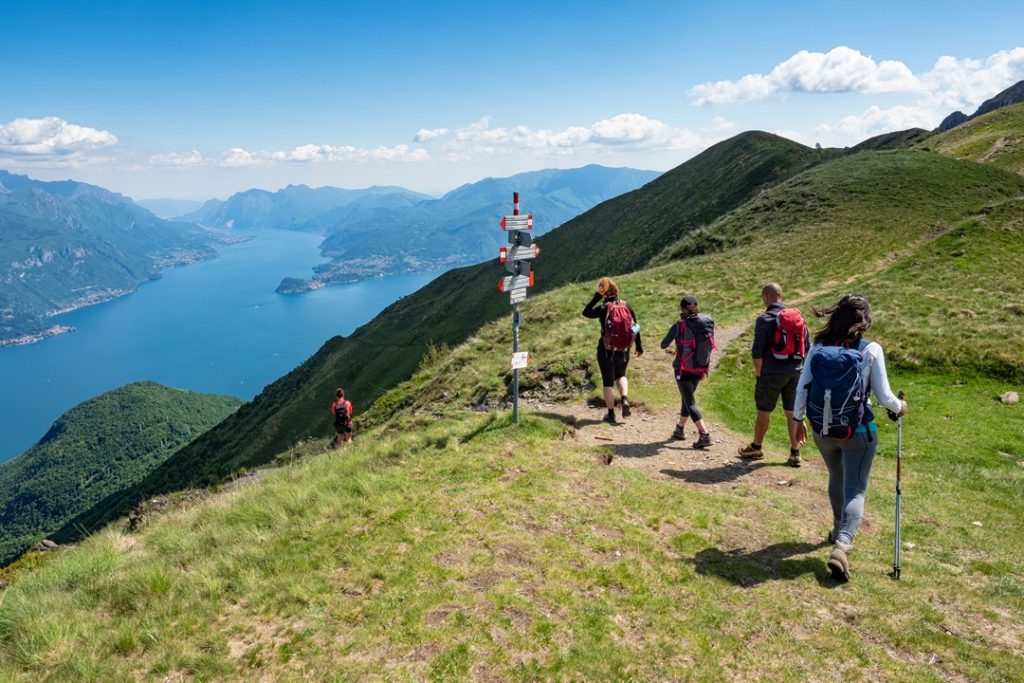 L'immagine mostra un gruppo di turisti durante una camminata (trekking) in montagna. Immagine utilizzata per articolo turismo ferragosto in Lombardia _Shutterstock 12082026
