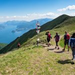 L'immagine mostra un gruppo di turisti durante una camminata (trekking) in montagna. Immagine utilizzata per articolo turismo ferragosto in Lombardia _Shutterstock 12082026