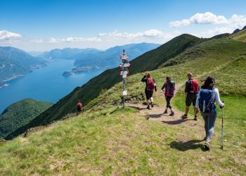 L'immagine mostra un gruppo di turisti durante una camminata (trekking) in montagna. Immagine utilizzata per articolo turismo ferragosto in Lombardia _Shutterstock 12082026
