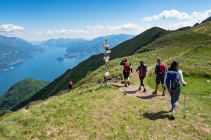 L'immagine mostra un gruppo di turisti durante una camminata (trekking) in montagna. Immagine utilizzata per articolo turismo ferragosto in Lombardia _Shutterstock 12082026