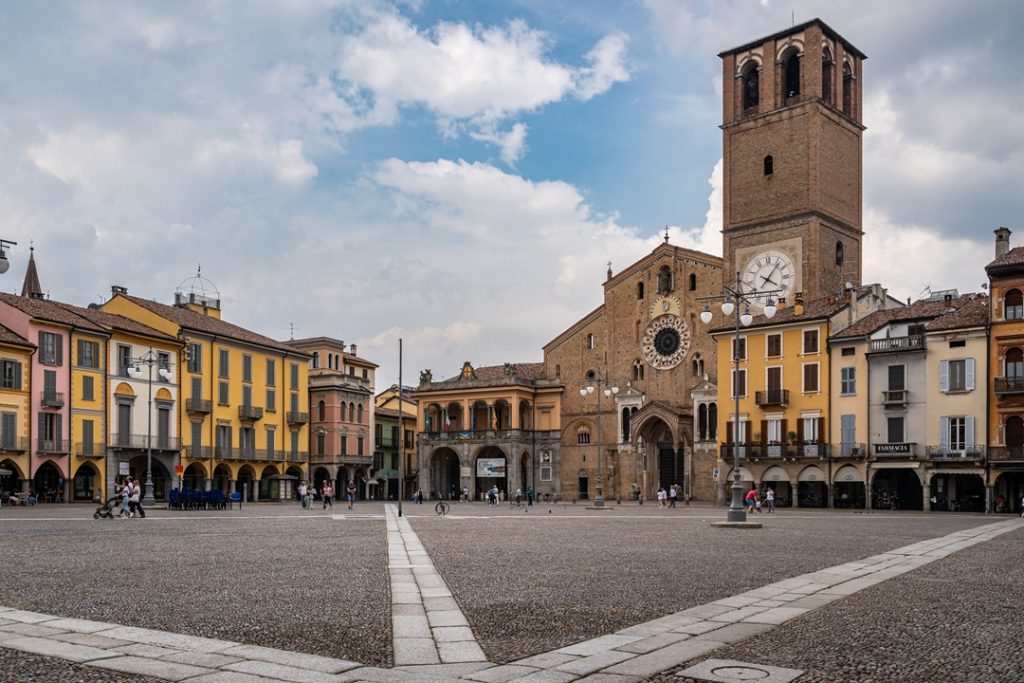 Piazza di Lodi con vista sulla Cattedrale. Immagine utilizzata per campagna di promozione Lombardia. _Shutterstuck 040826