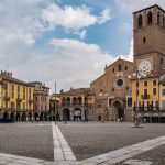 Piazza di Lodi con vista sulla Cattedrale. Immagine utilizzata per campagna di promozione Lombardia. _Shutterstuck 040826