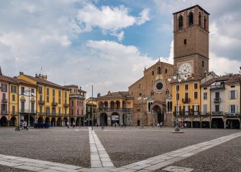Piazza di Lodi con vista sulla Cattedrale. Immagine utilizzata per campagna di promozione Lombardia. _Shutterstuck 040826