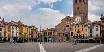 Piazza di Lodi con vista sulla Cattedrale. Immagine utilizzata per campagna di promozione Lombardia. _Shutterstuck 040826