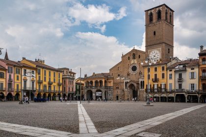 Piazza di Lodi con vista sulla Cattedrale. Immagine utilizzata per campagna di promozione Lombardia. _Shutterstuck 040826