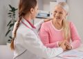 L'immagine mostra una donna anziana che trova conforto da una dottoressa. Immagine utilizzata per Nuovo servizio menopausa dell'ospedale Del Ponte di Varese _Shutterstock 050826