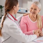 L'immagine mostra una donna anziana che trova conforto da una dottoressa. Immagine utilizzata per Nuovo servizio menopausa dell'ospedale Del Ponte di Varese _Shutterstock 050826