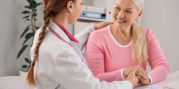 L'immagine mostra una donna anziana che trova conforto da una dottoressa. Immagine utilizzata per Nuovo servizio menopausa dell'ospedale Del Ponte di Varese _Shutterstock 050826