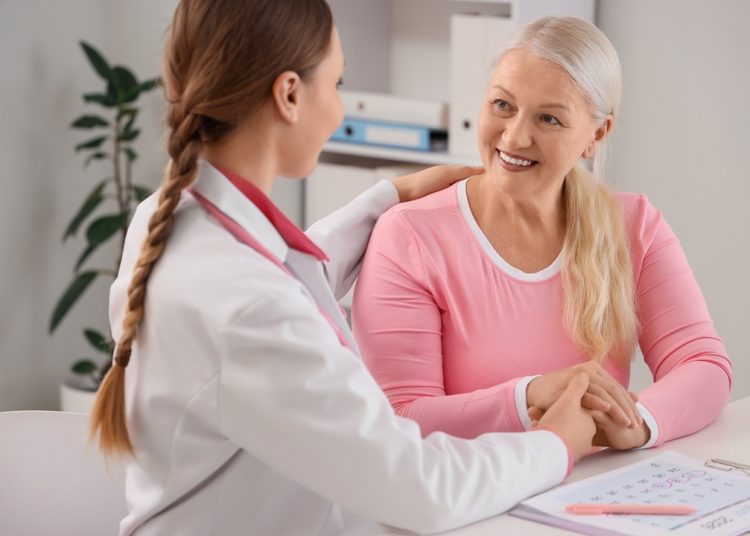 L'immagine mostra una donna anziana che trova conforto da una dottoressa. Immagine utilizzata per Nuovo servizio menopausa dell'ospedale Del Ponte di Varese _Shutterstock 050826