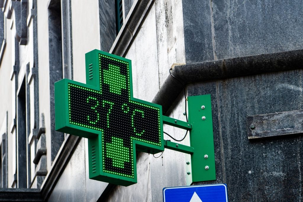 Caldo in Lombardia, la foto mostra la croce di una farmacia che mostra la temperatura di 37 gradi. Immagine utilizzata per i dati del Piano Caldo, Lombardia predilige prevenzione e assistenza