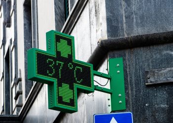 Caldo in Lombardia, la foto mostra la croce di una farmacia che mostra la temperatura di 37 gradi. Immagine utilizzata per i dati del Piano Caldo, Lombardia predilige prevenzione e assistenza _Shutterstock 0308