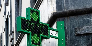 Caldo in Lombardia, la foto mostra la croce di una farmacia che mostra la temperatura di 37 gradi. Immagine utilizzata per i dati del Piano Caldo, Lombardia predilige prevenzione e assistenza _Shutterstock 0308