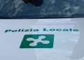 La foto mostra parte anteriore di un'auto della Polizia Locale Lombardia. Immagine utilizzata per sicurezza urbana nell'area cremasca