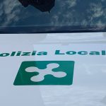 La foto mostra parte anteriore di un'auto della Polizia Locale Lombardia. Immagine utilizzata per sicurezza urbana nell'area cremasca