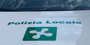 La foto mostra parte anteriore di un'auto della Polizia Locale Lombardia. Immagine utilizzata per sicurezza urbana nell'area cremasca