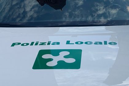 La foto mostra parte anteriore di un'auto della Polizia Locale Lombardia. Immagine utilizzata per sicurezza urbana nell'area cremasca