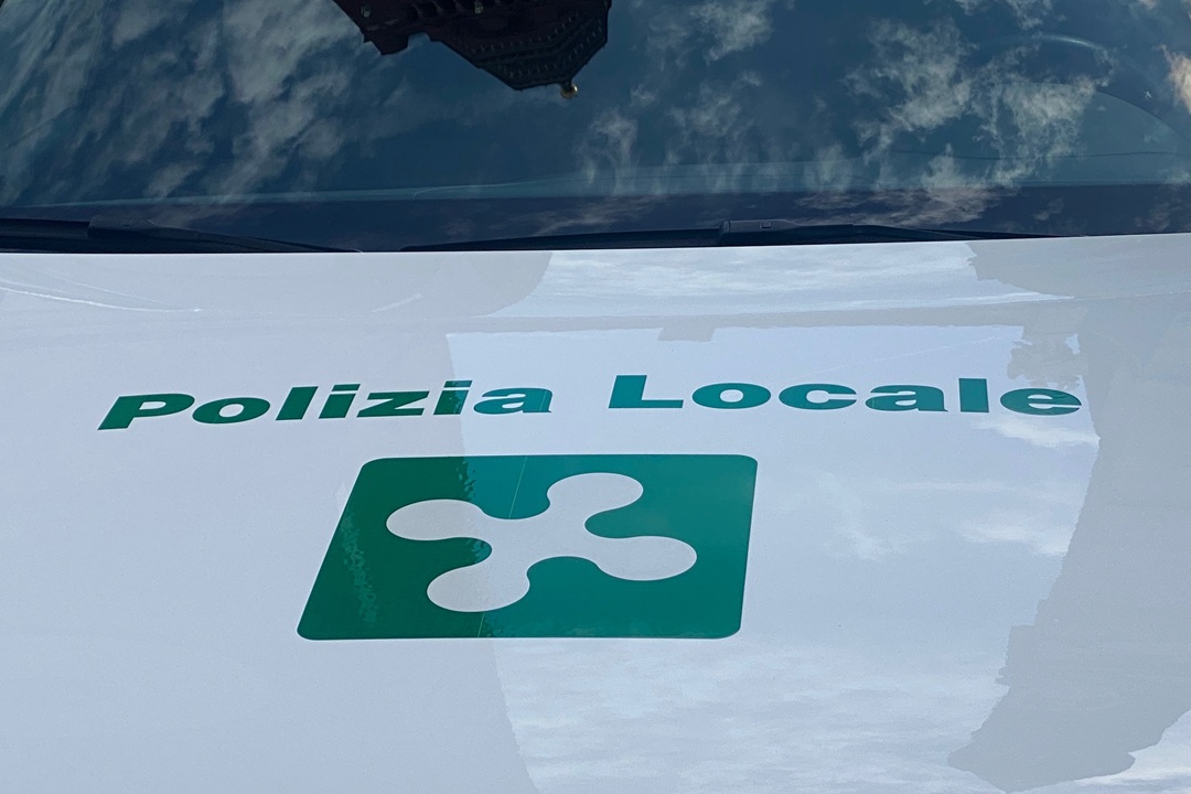 La foto mostra parte anteriore di un'auto della Polizia Locale Lombardia. Immagine utilizzata per sicurezza urbana nell'area cremasca