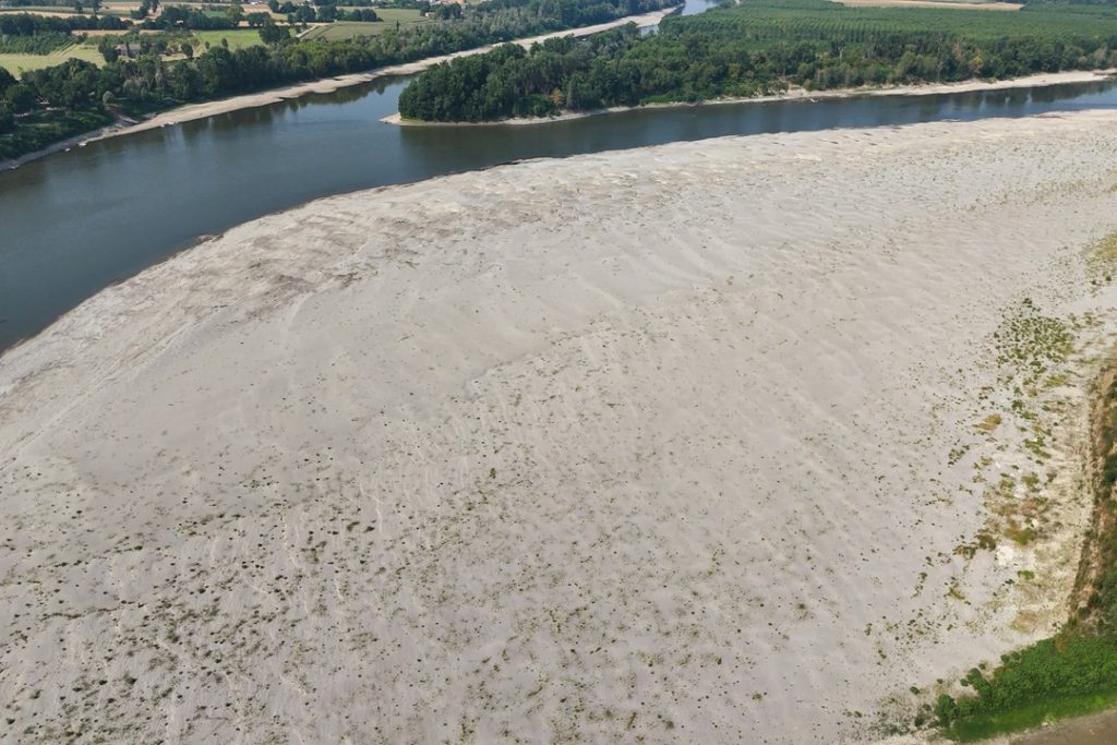 Siccità Fiume Po, l'immagine mostra una veduta dall'alto del fiume Po in secca nei pressi di Cremona . Immagine utilizzata per no presupposti stato di crisi o emergenza _Shutterstock 18082026