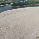 Siccità Fiume Po, l'immagine mostra una veduta dall'alto del fiume Po in secca nei pressi di Cremona . Immagine utilizzata per no presupposti stato di crisi o emergenza _Shutterstock 18082026