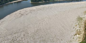 Siccità Fiume Po, l'immagine mostra una veduta dall'alto del fiume Po in secca nei pressi di Cremona . Immagine utilizzata per no presupposti stato di crisi o emergenza _Shutterstock 18082026