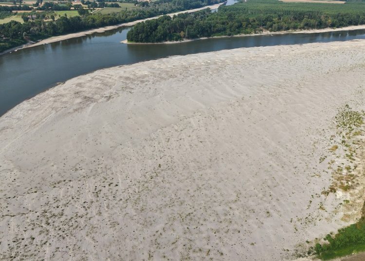 Siccità Fiume Po, l'immagine mostra una veduta dall'alto del fiume Po in secca nei pressi di Cremona . Immagine utilizzata per no presupposti stato di crisi o emergenza _Shutterstock 18082026