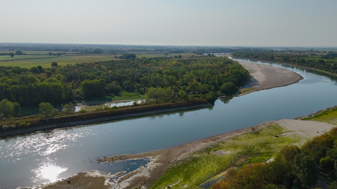 Riserve idriche migliorano, l'immagine mostra il fiume Po nei dintorni di Cremona. Immagine utilizzata per articolo crisi idrica _Shutterstock 27082026