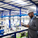 Un'immagine che mostra un responsabile d'impresa: sono dieci le misure regionali a sostegno delle imprese