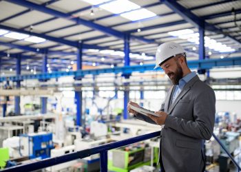 Un'immagine che mostra un responsabile d'impresa: sono dieci le misure regionali a sostegno delle imprese