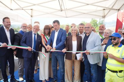 In questa foto scattata per l'apertura del tratto di tangenziale a Tirano, taglio del nastro da parte del ministro delle Infrastrutture Matteo Salvini con l'assessore regionale alle Infrastrutture Claudia Terzi, l'assessore Enti locali Massimo Sertori, il ceo di Anas Claudio Andrea Gemme, il presidente provincia di Sondrio Davide Menegola