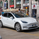 immagine di un taxi elettrico a milano per dare idea dei taxi green al centro della delibera dell'assessore Lucente