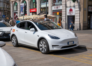 immagine di un taxi elettrico a milano per dare idea dei taxi green al centro della delibera dell'assessore Lucente